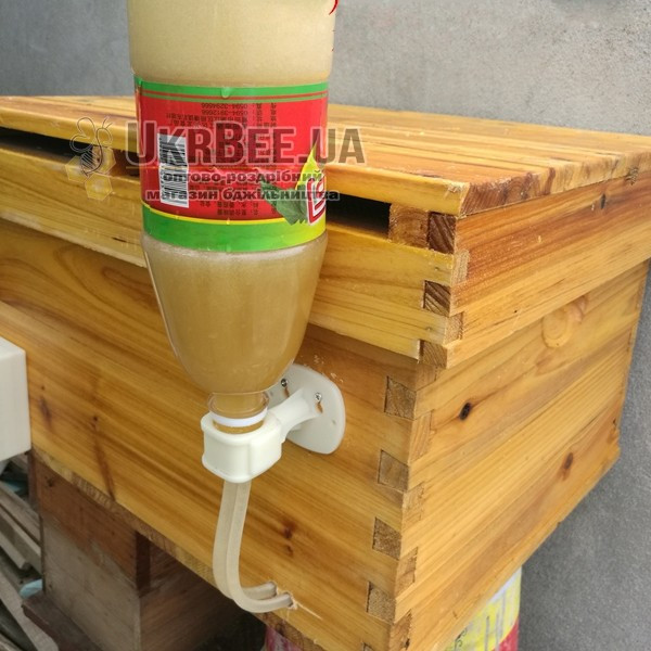 External vacuum bee feeder/drinker
