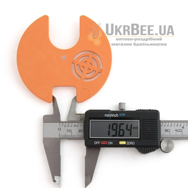 Round Hive Entrance Disc with Handle. Plastic Ø 80 mm
