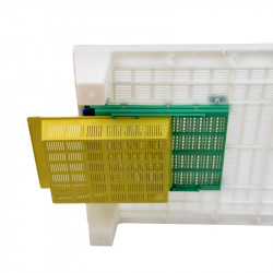 Bottom board for 10-frame hive with pollen trap