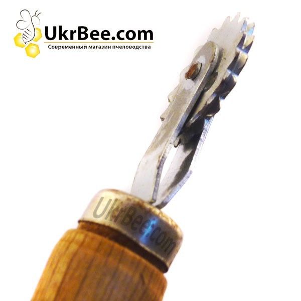 Каток с оцинкованной шпорой и ручкой из дерева для наващивания рамок для ульев. (рис 2)