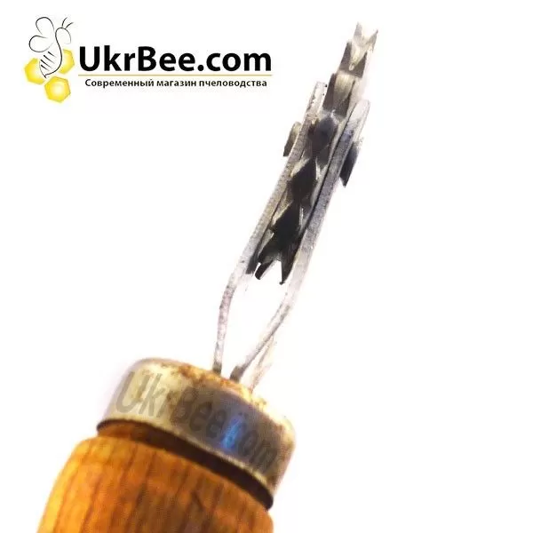 Каток с оцинкованной шпорой и ручкой из дерева для наващивания рамок для ульев. (рис 3)
