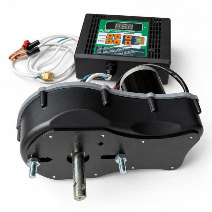 Пасовий привід PULSE з валом і кріпленнями, блок керування позаду на білому фоні