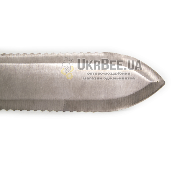 Кончик ножа слегка согнут для удобства при срезании забруса